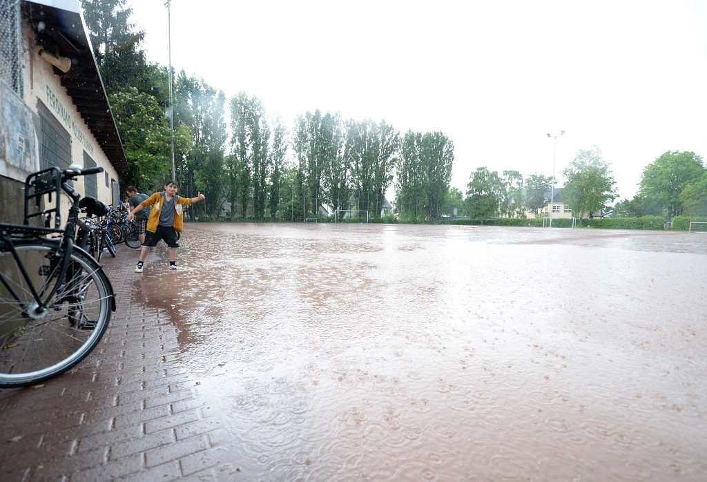 Wasser überall im Franz-Elbern-Stadion