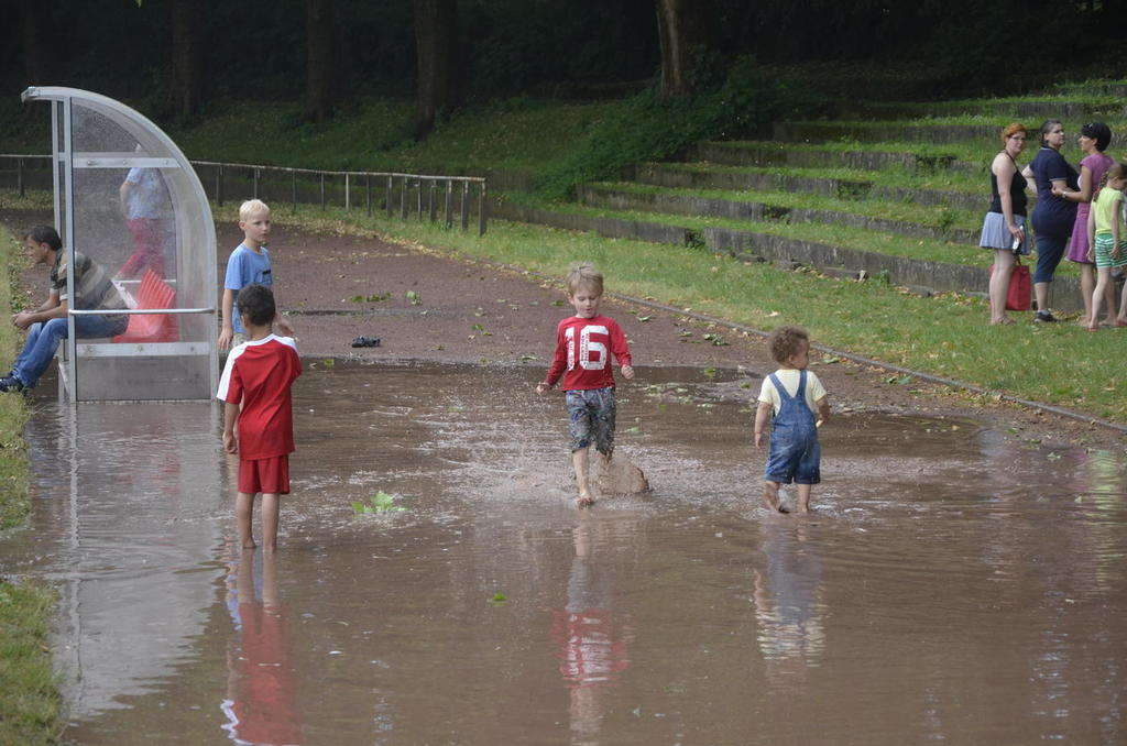 Wasser überall im Franz-Elbern-Stadion