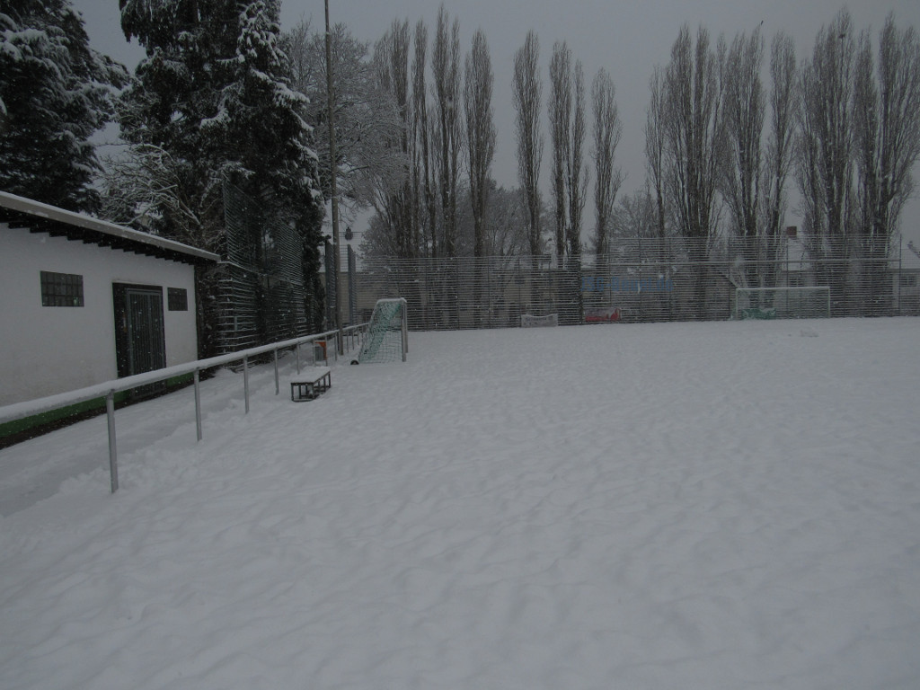 Verschneiter KuRa des Franz-Elbern-Stadion / Blick Richtung Limpericher Straße