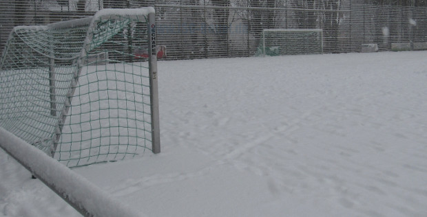Verschneiter KuRa des Franz-Elbern-Stadion mit verschneiten Fußballtoren