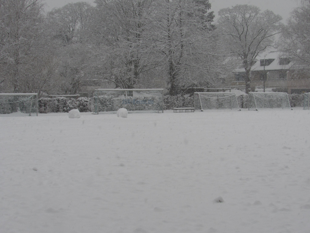 Verschneiter KuRa des Franz-Elbern-Stadion mit Schneekugeln