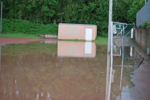 Franz-Elbern-Stadion nach einem Regenschauer